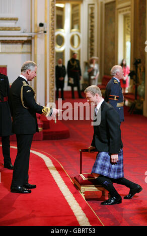 Le médaillé d'or olympique Chris Hoy est chevalier par le prince de Galles lors d'une cérémonie d'investiture au palais de Buckingham à Londres. Banque D'Images
