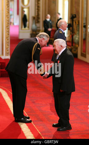 Le cycliste Edward Wingrave, 91 ans, de Londres, est fait par le Prince de Galles pour des services de cyclisme, lors de la cérémonie d'investiture à Buckingham Palace. Banque D'Images