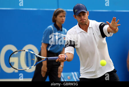 Andy Roddick des États-Unis en action contre Ivo Karlovic de Croatie pendant le cinquième jour des Championnats AEGON au Queen's Club, Londres. Banque D'Images