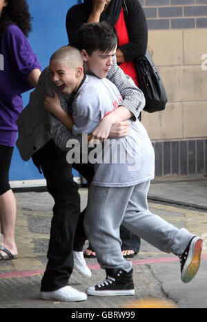 La danseuse Aidan Davis, avant, de Britain's Got Talent 2009 avec danseur et le vainqueur de l'année dernière George Sampson devant l'arène intérieure nationale de Birmingham avant le premier spectacle de la tournée britannique Got Talent Live. Banque D'Images