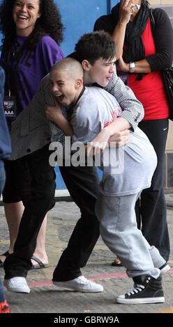 La danseuse Aidan Davis, avant, de Britain's Got Talent 2009 avec danseur et le vainqueur de l'année dernière George Sampson devant l'arène intérieure nationale de Birmingham avant le premier spectacle de la tournée britannique Got Talent Live. Banque D'Images