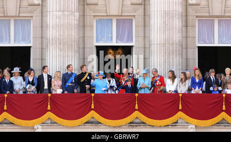 Les membres de la famille royale, dont le Prince William, le Prince Harry, la princesse royale, le Vice-amiral Timothy Lawrence, la reine Elizabeth II, la princesse Michael de Kent, le comte de Wessex, le duc d'Édimbourg,La duchesse de Cornouailles et le prince de Galles sur le balcon de Buckingham Palace à Londres à la fin du Trooping annuel de la couleur. Banque D'Images