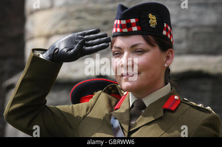 La présentatrice à la télévision et le colonel honoraire de Black Watch Lorraine Kelly salue alors qu'elle inspecte les fonctions d'officier au Royal Gun pour souligner l'anniversaire de la Reine au château de Stirling en Écosse. Banque D'Images