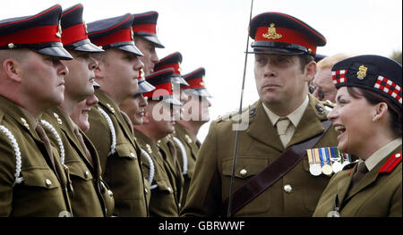 Lorraine Kelly (à droite), présentatrice à la télévision et colonel honoraire de Black Watch, inspecte les fonctions d'officier au Royal Gun salutation pour souligner l'anniversaire de la Reine au château de Stirling en Écosse. Banque D'Images