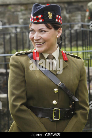 Lorraine Kelly inspecte les troupes Banque D'Images