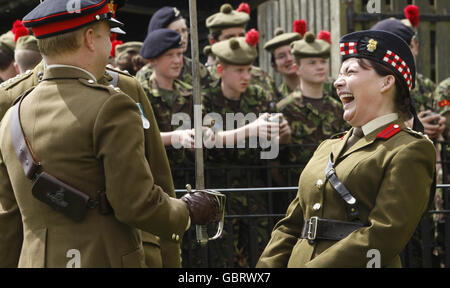 Lorraine Kelly inspecte les troupes Banque D'Images