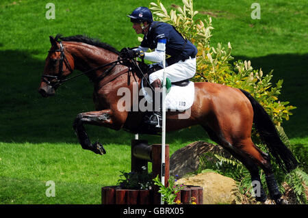 William Fox-Pitt, en Grande-Bretagne, à cheval sur Cool Mountain en action sur le parcours de cross-country pendant les essais hippiques internationaux de Bramham au Bramham Park, dans le Yorkshire. Banque D'Images