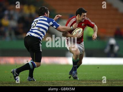 Rugby Union - Tour Match - province de l'Ouest v Lions britanniques et irlandais - Stade de Newlands.Stephen Jones des Lions britanniques et irlandais est retiré par Luke Watson, de la province de l'Ouest Banque D'Images