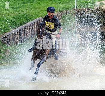 Andrew Nicholson, de Nouvelle-Zélande, à bord du Light Fandango au saut d'eau sur le Cross Country course pendant les épreuves hippiques internationales de Bramham Park, dans le Yorkshire. Banque D'Images