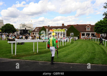 Le jockey Steve Drowne se rend à la salle de pesée près de l'enceinte du gagnant, après le totesport Home of Pool Betting Maiden Stakes. Banque D'Images