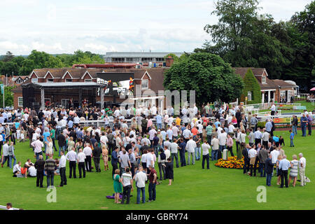 Courses hippiques - Totepool Irish Day - Sandown Park. U2UK joue à la foule de Sandown Park le jour de l'Irlande. Banque D'Images