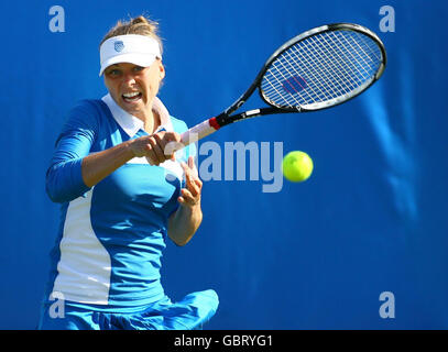 La Russie Vera Zvonareva en action contre Amelie Mauresmo pendant l'AEGON International au parc Devonshire, Eastbourne. Banque D'Images