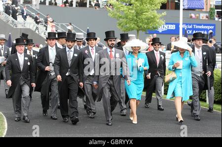 Sheikh Mohammed bin Rashed Al Maktoum (centre) à l'hippodrome d'Ascot, Berkshire Banque D'Images