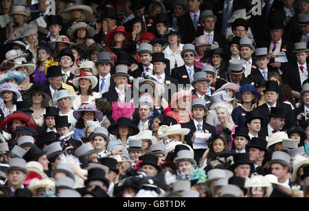 Les spectateurs regardent la première course le cinquième jour de la rencontre de la Royal Ascot à l'hippodrome d'Ascot, Berkshire. Banque D'Images