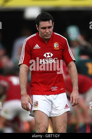 Rugby Union - Tour Match - Premier Test - Afrique du Sud v Lions britanniques et irlandais - ABSA Stadium.Stephen Jones, le Lions britannique et irlandais, s'en est éloigné, abattu après le coup de sifflet final Banque D'Images