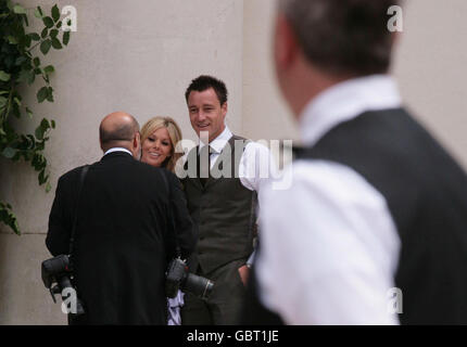 John Terry et sa femme Toni posent pour le photographe Richard Young à l'extérieur de l'hôpital Royal, où le footballeur anglais et Chelsea FC Joe Cole et Carly Zucker doivent se marier aujourd'hui. Banque D'Images