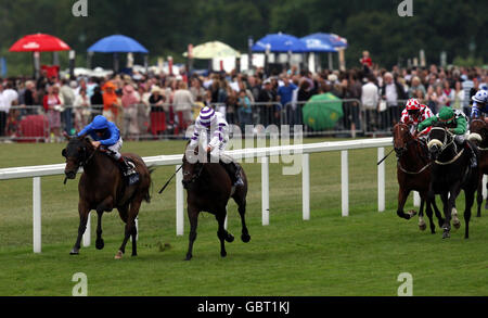 Debout monté par Ryan Moore (deuxième à gauche) va plus tard pour gagner le Wokingham Stakes Heritage Handicap de Asset monté par Frankie Dettori (à gauche) pendant le cinquième jour de l'Ascot Royal à l'hippodrome d'Ascot, Berkshire. Banque D'Images