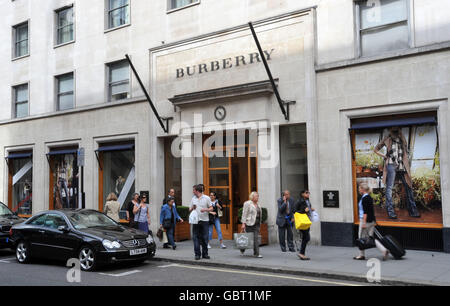 Vue générale du Burberry Store au 21-23 New Bond Street, dans le centre de Londres. Banque D'Images