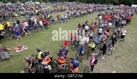 Les participants de Clapham Common se sont mis en route pour la course annuelle en vélo de la British Heart Foundation de Londres à Brighton. Banque D'Images