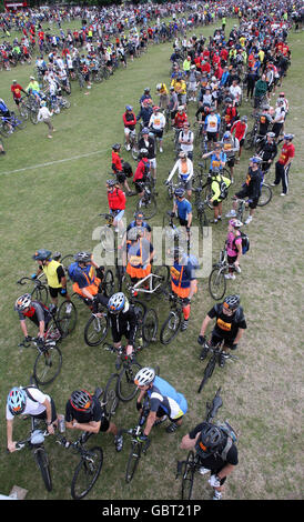 Les participants de Clapham Common se sont mis en route pour la course annuelle en vélo de la British Heart Foundation de Londres à Brighton. Banque D'Images