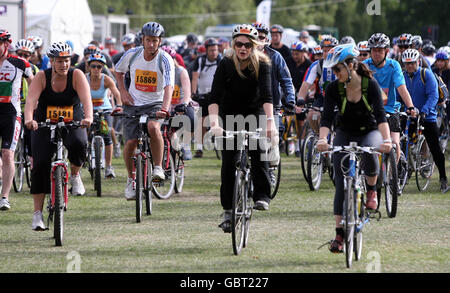 Les participants de Clapham Common se sont mis en route pour la course annuelle en vélo de la British Heart Foundation de Londres à Brighton. Banque D'Images