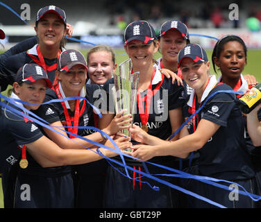 Les joueurs d'Angleterre célèbrent alors que le capitaine d'Angleterre Charlotte Edwards lève le Trophée World Twenty20 de la CCI après la finale de la Twenty20 de la CCI féminine à Lords, Londres. Banque D'Images