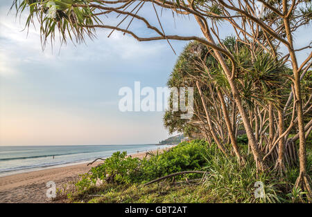 Crépuscule pittoresque à la plage de Klong Nin à l'île de Koh Lanta, Krabi, Thaïlande Banque D'Images