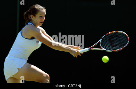 Katie O'Brien, de Grande-Bretagne, en action contre Iveta Benesova, de République tchèque, lors des championnats de Wimbledon 2009 au All England Lawn tennis and Croquet Club, Wimbledon, Londres. Banque D'Images