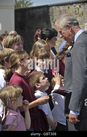 Le Prince de Galles discute avec des enfants de l'école primaire Ysgol Rhys Pritchard alors qu'il quitte l'hôpital Llandovery de Dyfed, au pays de Galles. Banque D'Images