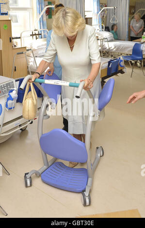 La Duchesse de Cornwall utilise un 'Steady', un équipement qui est utilisé pour transporter les patients par le personnel de l'hôpital Llandovery, Dyfed, pays de Galles. Banque D'Images