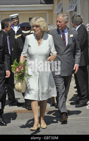 Charles et Camilla visite hôpital Llandovery Banque D'Images