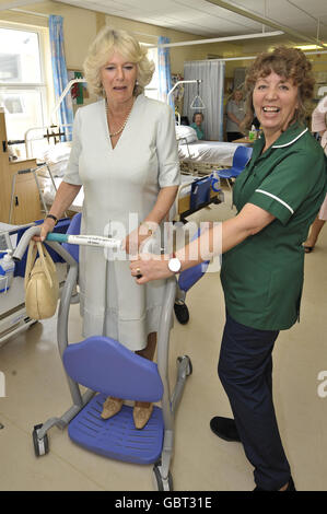 La Duchesse de Cornwall utilise un 'Steady', un équipement qui est utilisé pour transporter les patients par le personnel de l'hôpital Llandovery, Dyfed, pays de Galles. Banque D'Images