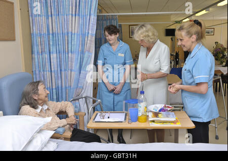 La duchesse de Cornwall discute avec Elsie Rowland (à gauche), 82 ans, de Llanwrda, avec les infirmières Stephanie Morriss (2e à gauche) et Gaynor Roberts-Morgan (à droite) lors de sa visite à l'hôpital Llandovery, Dyfed, au pays de Galles. Banque D'Images