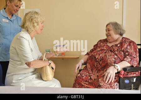 Charles et Camilla visite hôpital Llandovery Banque D'Images