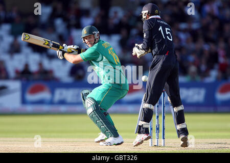 Graeme Smith en Afrique du Sud (à gauche) et James Foster en Angleterre (à droite) en action Banque D'Images