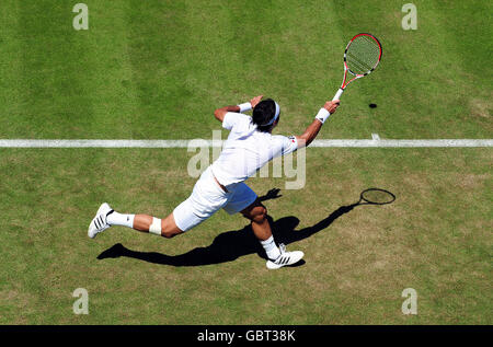 Fernando Gonzalez, du Chili, jette une ombre lorsqu'il atteint le ballon lors des championnats de Wimbledon 2009 au All England Lawn tennis and Croquet Club, Wimbledon, Londres. Banque D'Images