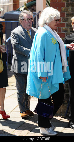 Ronnie Corbett (à gauche) et sa femme, Anne Hart, arrivent pour les funérailles de Danny la rue à l'église de la Transfiguration à Kensal Rise, Londres. Banque D'Images