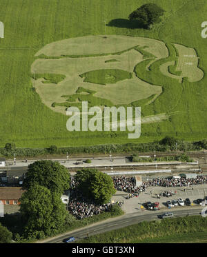 Une image de 100 mètres carrés représentant le musicien de rue Mike Skinner, créé par Mike et son équipage, qui a passé 24 heures sur un tracteur, dans un champ en face de la gare de Castle Cary dans le Somerset. L'image accueillera les festivaliers du festival qui décolle du train pour se rendre au Glastonbury Festival. Banque D'Images