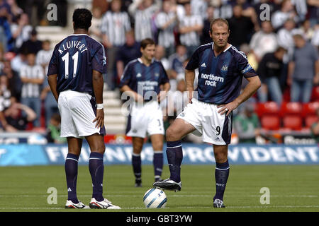 Patrick Kluivert (l) et Alan Shearer de Newcastle United Banque D'Images