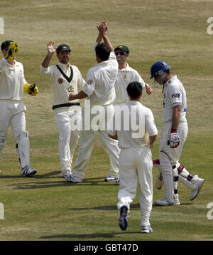 L'équipe australienne célèbre après avoir pris la porte de Michael Yardy (à droite) du Sussex, au moment du match du County Ground, dans le Sussex, au bowling de Ben Hilfenhaus (au centre). Banque D'Images