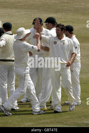 L'équipe australienne célèbre après avoir pris la porte de Michael Yardy, du Sussex (non représenté), au large du bowling de Ben Hilfenhaus (deuxième à droite) lors du match de l'excursion au County Ground, dans le Sussex. Banque D'Images