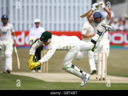 Le gardien de cricket australien Brad Haddin plonge pour une prise lors du match de la visite au County Ground, dans le Sussex. Banque D'Images