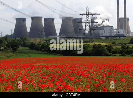 Un champ de coquelicots entoure la centrale électrique de Ferrybridge dans le West Yorkshire. Banque D'Images