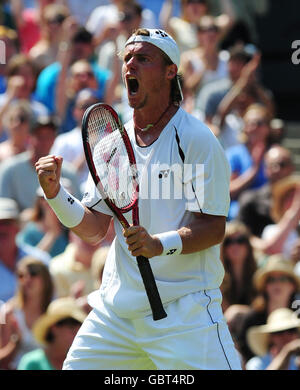 Lleyton Hewitt d'Australi célèbre son match contre Juan Martin Del Potro en Argentine lors des championnats de Wimbledon 2009 au All England Lawn tennis and Croquet Club, Wimbledon, Londres. Banque D'Images