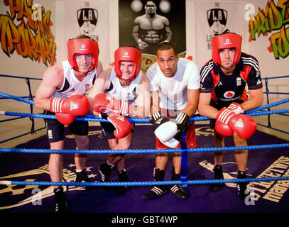 Les joueurs de cricket de l'Angleterre Paul Collingwood (à gauche), Andrew Strauss (au centre à gauche) et Kevin Pietersen (à droite) s'entraîner à la boxe avec le médaillé d'or olympique britannique James de Gale lors d'une séance d'entraînement ouverte à la L.A Academy de Loughton, Essex. Banque D'Images