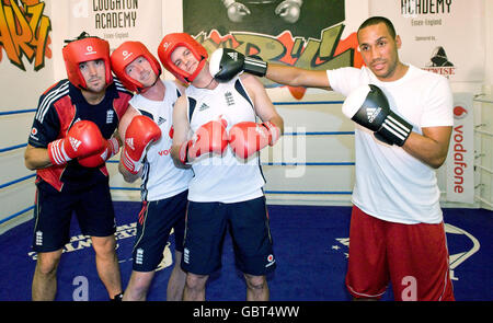 Les joueurs de cricket d'Angleterre Kevin Pietersen (à gauche), Paul Collingwood (au centre à gauche) et Andrew Strauss avec le médaillé d'or de boxe olympique britannique James de Gale (à droite) lors d'une séance d'entraînement ouverte à la L.A Academy de Loughton, Essex. Banque D'Images