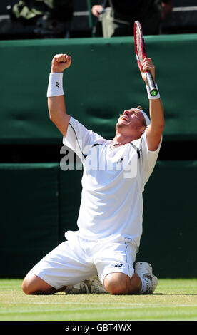 Lleyton Hewitt en Australie célèbre sa victoire sur Juan Martin Del Potro d'Arengtina lors des championnats de Wimbledon 2009 au All England Lawn tennis and Croquet Club, Wimbledon, Londres. Banque D'Images