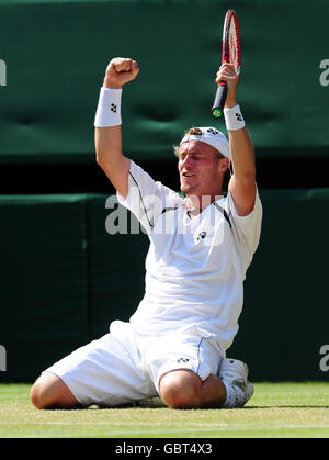 Lleyton Hewitt en Australie célèbre sa victoire sur Juan Martin Del Potro d'Arengtina lors des championnats de Wimbledon 2009 au All England Lawn tennis and Croquet Club, Wimbledon, Londres. Banque D'Images