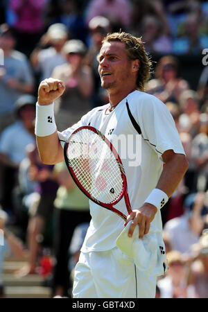 Lleyton Hewitt en Australie célèbre sa victoire sur Juan Martin Del Potro d'Arengtina lors des championnats de Wimbledon 2009 au All England Lawn tennis and Croquet Club, Wimbledon, Londres. Banque D'Images