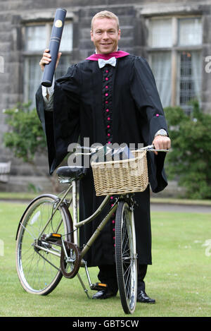 Le champion olympique de cyclisme, Sir Chris Hoy, après avoir reçu un diplôme honorifique à l'Université St Andrews, où il était étudiant. Banque D'Images